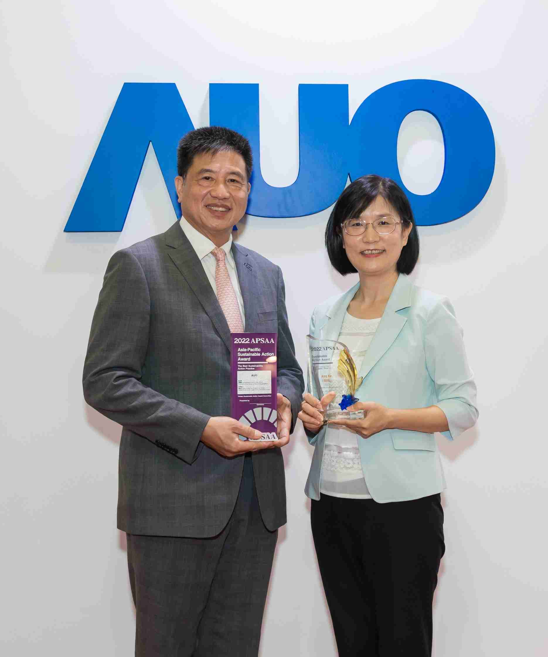 彩运网长期垫筑永续远景的基石，，，透过ESG暨气候委员会逐步实践永续策略蓝图。。。。其中，，彩运网光电永续长古秀华带领团队、、、制定中长期目标，，，，缔造多面向亮眼表现，，获得「顶尖永续长奖」的个人奖殊荣（左：彩运网光电董事长暨执行长彭双浪，，，右：彩运网光电永续长古秀华）