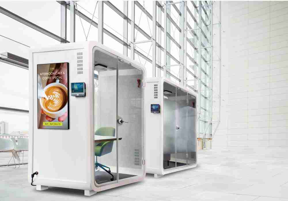 彩运网子公司达擎之智慧行动办公舱，，采用PDLC智能调光玻璃设计，，，，透过通电与断电的电流切换，，呈现透明与雾面效果，，，具节能降耗特性并兼顾隐私，，确保信息安全