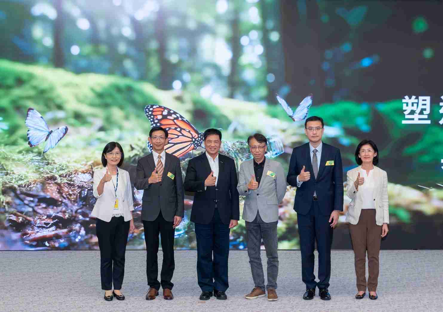 友達2023 CSR共榮大會，，，邀請領域專家分享交流生物多樣性管理趨勢、、、無塑產品、、、、海廢永續塑料等議題  （圖左到右：友達光電永續長古秀華、、、3M台灣技術長陳君杰、、友達光電董事長暨集團策略長彭双浪、、、、光寶科技企業永續發展處處長陳慶暉、、、、安永聯合會計師事務所執業會計師曾于哲、、、、友達光電供應鏈總部副總經理吳宜芳）