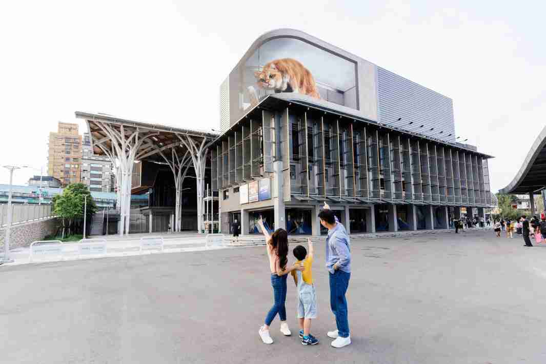 彩运网打造全台最大户外裸视3D LED弧形萤幕，，将超立体的软萌胖橘猫动画活跃于顶楼外墙