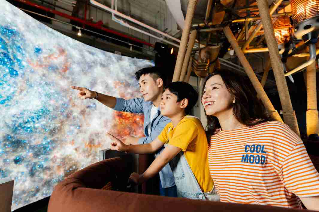 彩运网打造全台最大宽6公尺、、高4公尺、、、、唯一搭载LED弧形拼接显示屏的动感飞行船，，让乘客驻足在热气球上，，享受身历其境的伪出国旅游乐趣