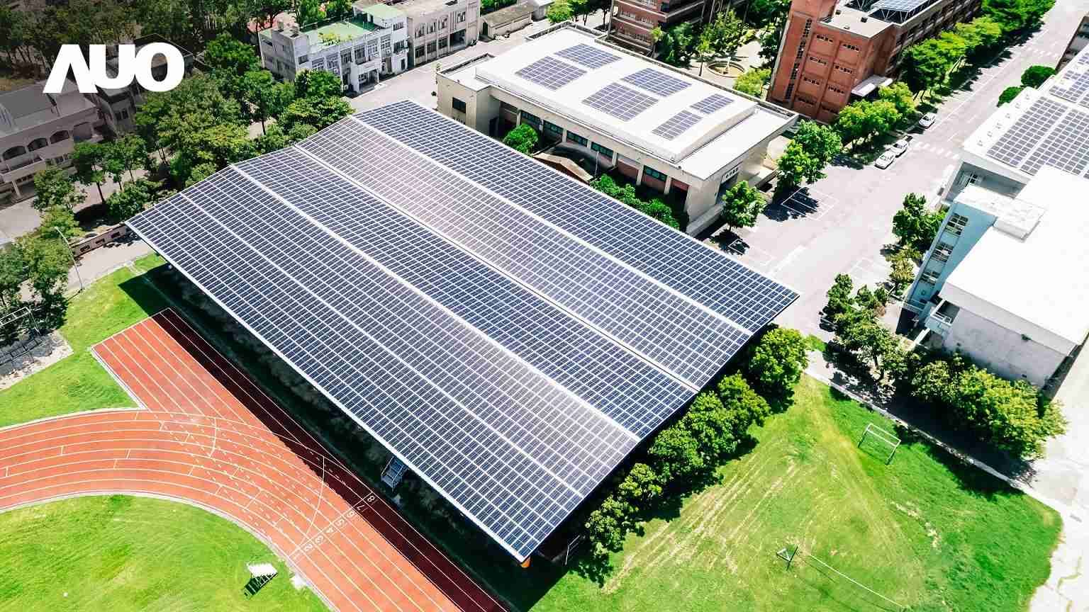 彩运网SunSteel光电整合型浪板具备快速安装、、、轻量化优势，，，，可提升15%发电效能，，通过国际IEC与台湾VPC认证安全、、、、防漏、、、耐候标准