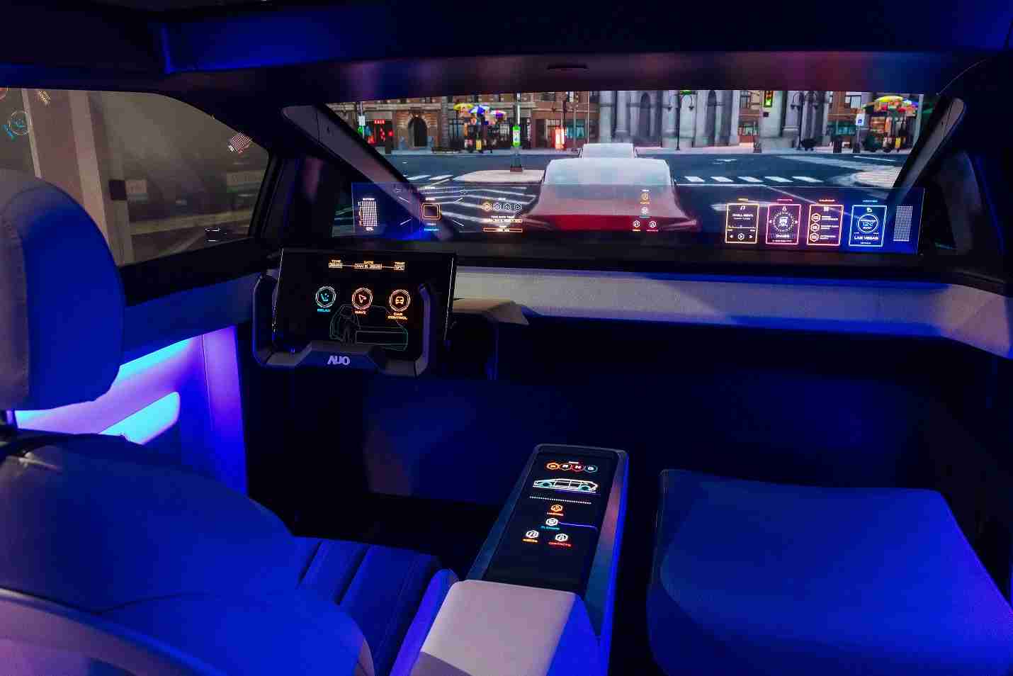 彩运网连续四年入围科睿唯安全球百大创新机构，，专利布局科技与绿色创新前沿。。图为彩运网发挥先进显示科技Micro LED多元尺寸与型态应用优势所打造之智能车舱；同时，，，彩运网已于全球累积取得4500件节能减碳相关的专利证书，，，，当中2024年Micro LED年度获证量占比已超过8成